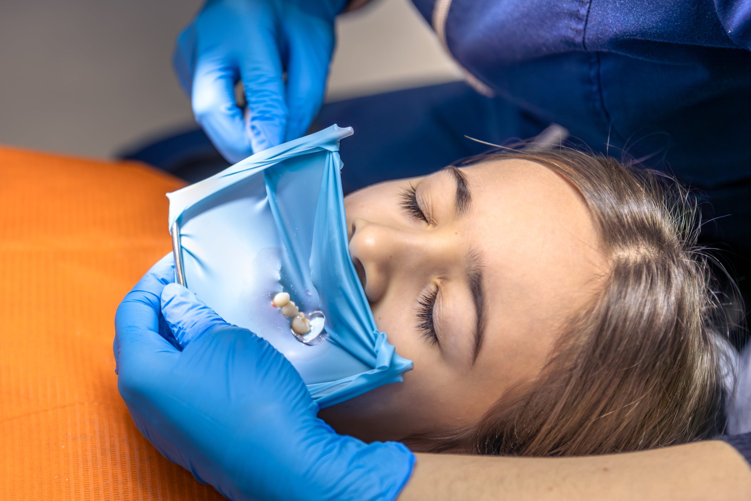 De ce folosim diga în stomatologie și cum îți protejează sănătatea dentară?